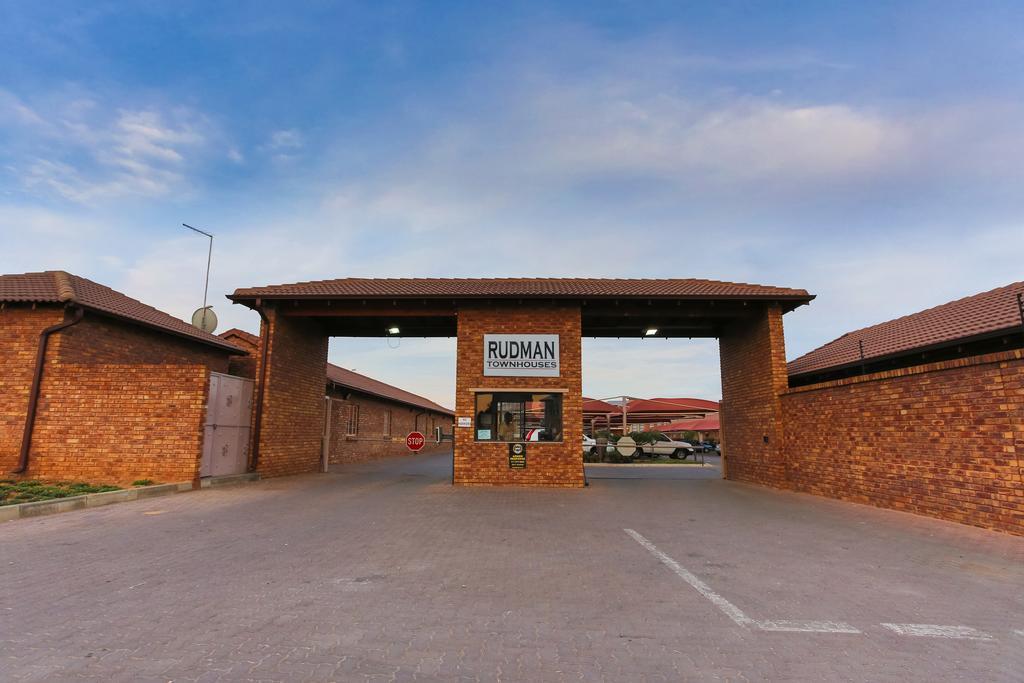 Rudman Townhouses - Or Tambo Airport Boksburg Εξωτερικό φωτογραφία