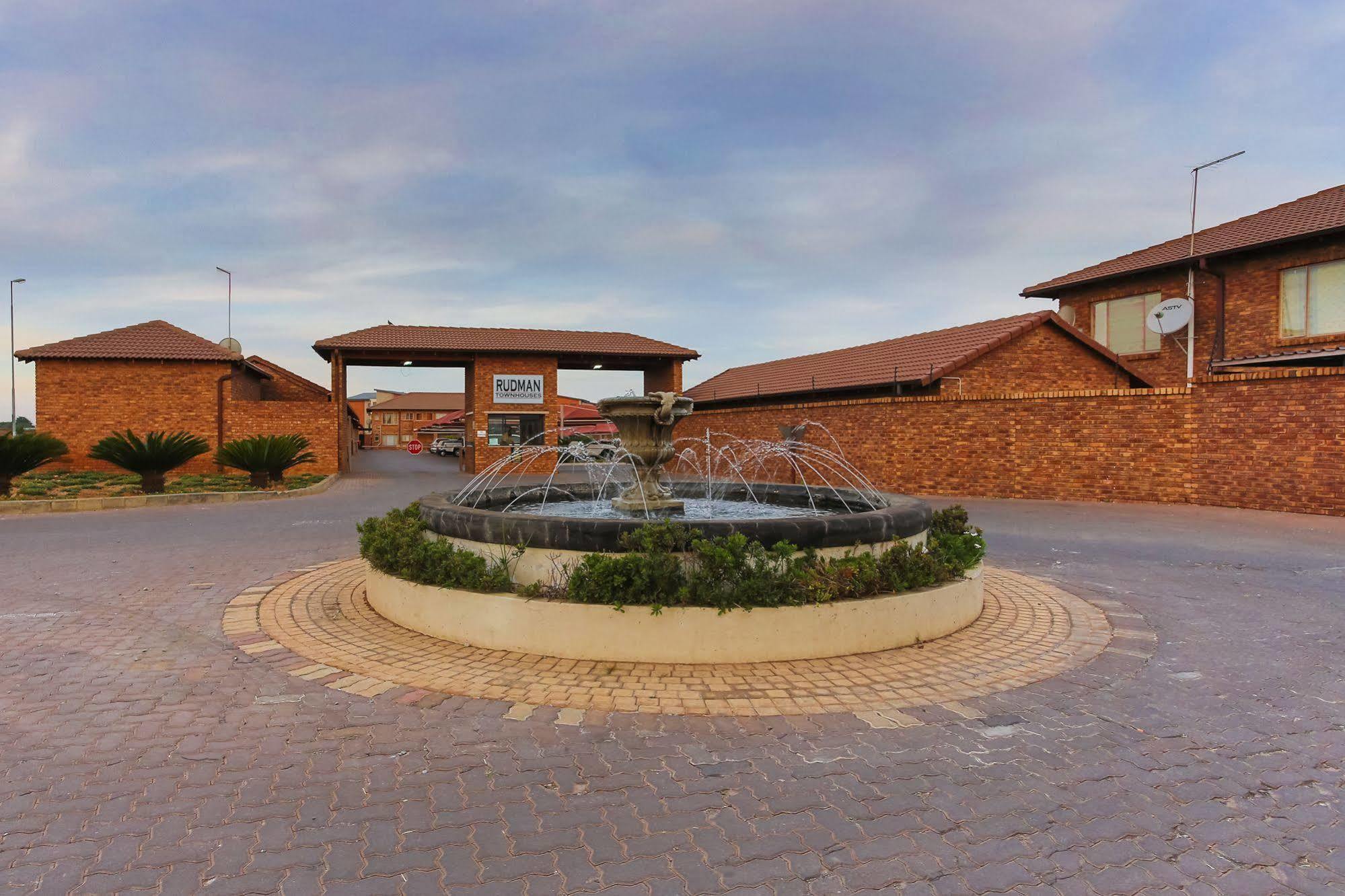 Rudman Townhouses - Or Tambo Airport Boksburg Εξωτερικό φωτογραφία